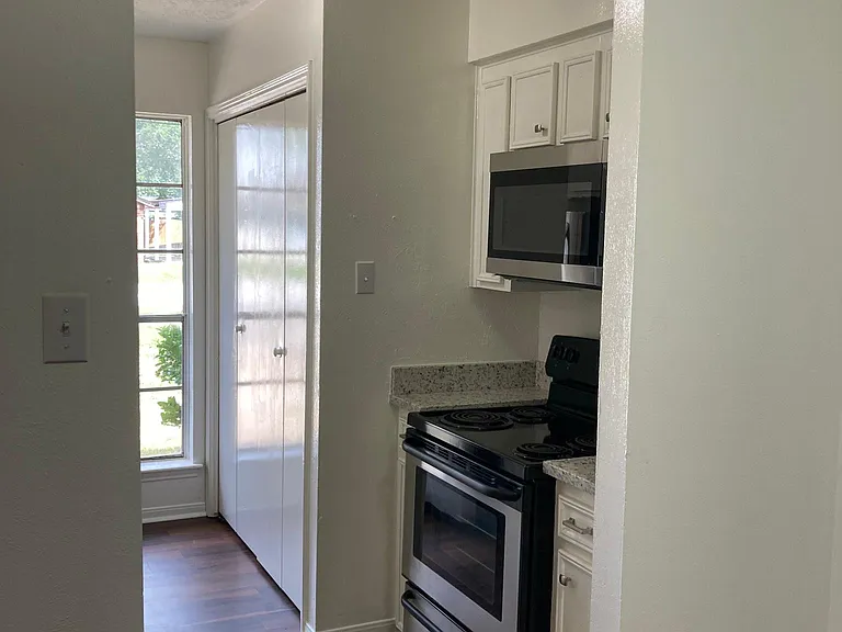 2108 N Austin Ave — Photo 7
