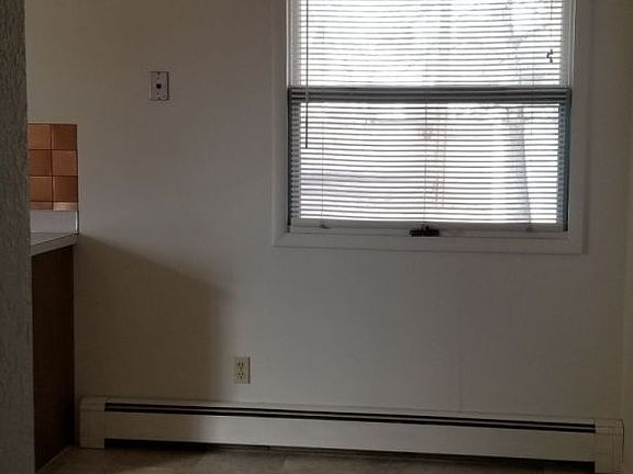 4th image of 509 Woodbury St