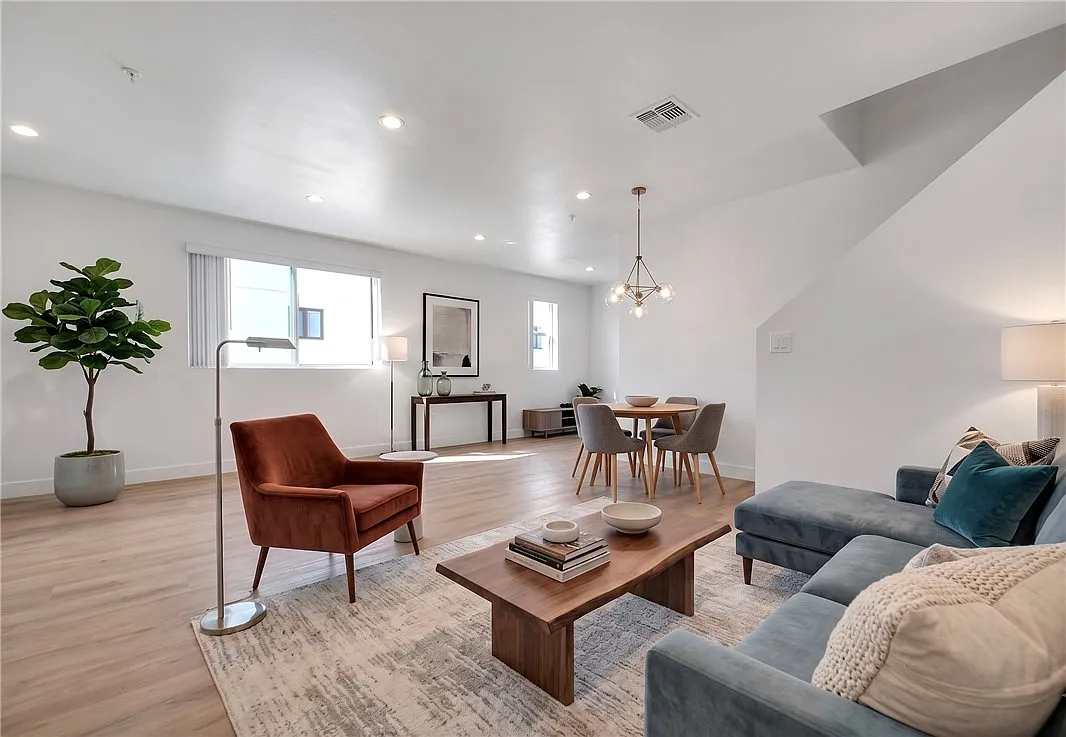 4 bed, 1659 sqft, $3,827 — Photo 2