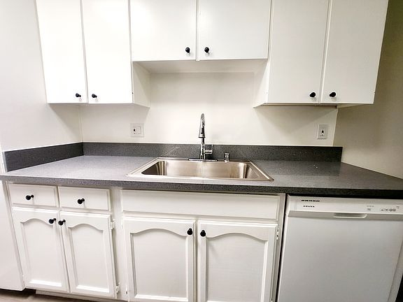 4th image of 400-412 N Serrano Ave #209