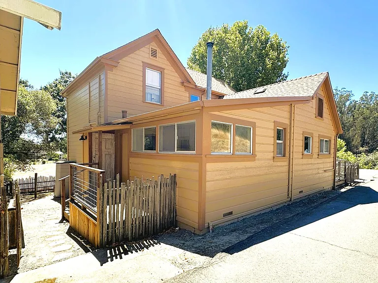 402 Ormsby Ln — Photo 21