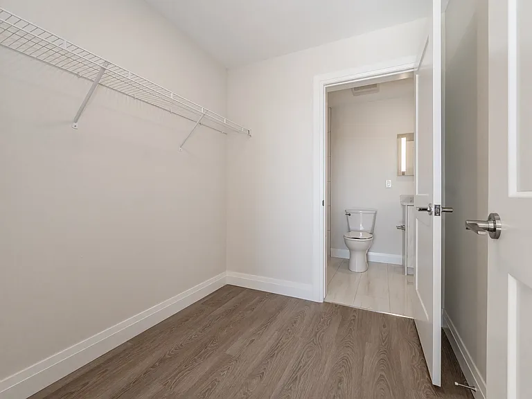 460 Columbia St W — Photo 30