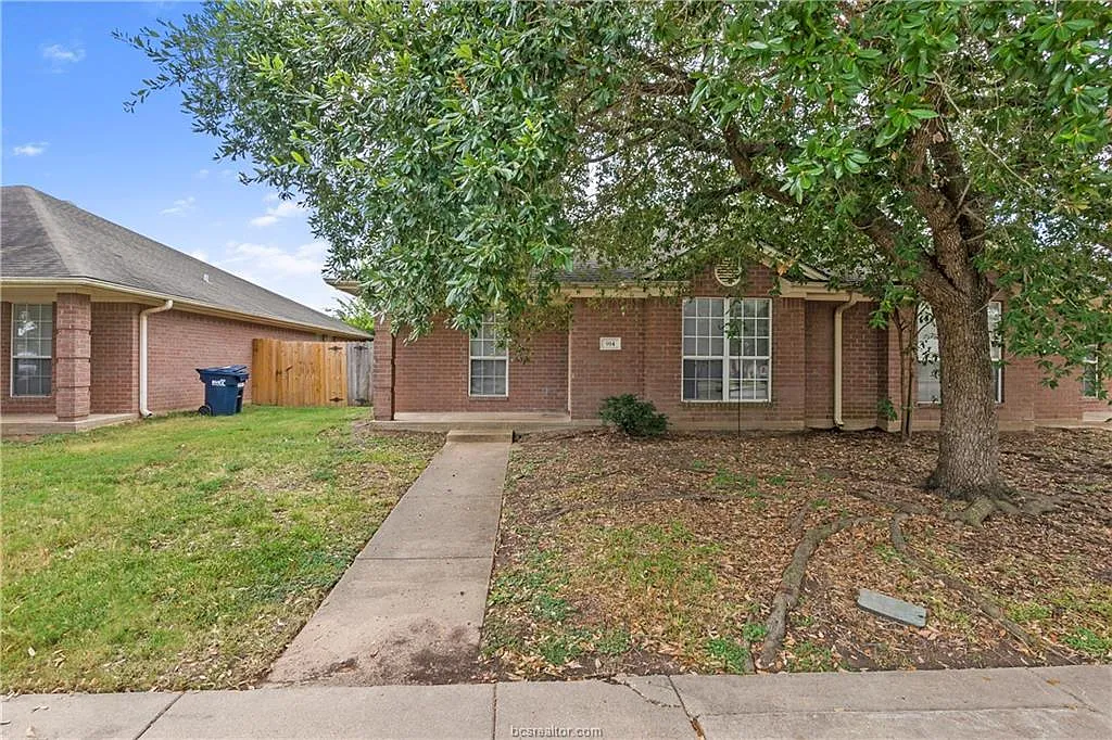 3 bed, 1400 sqft, $1,450 — Photo 1