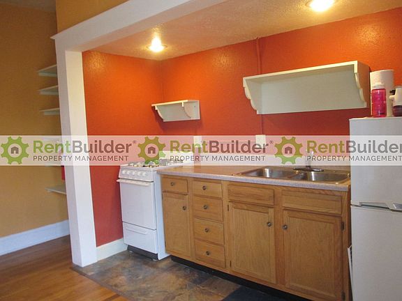 3rd image of 103 Maple St NE APT B