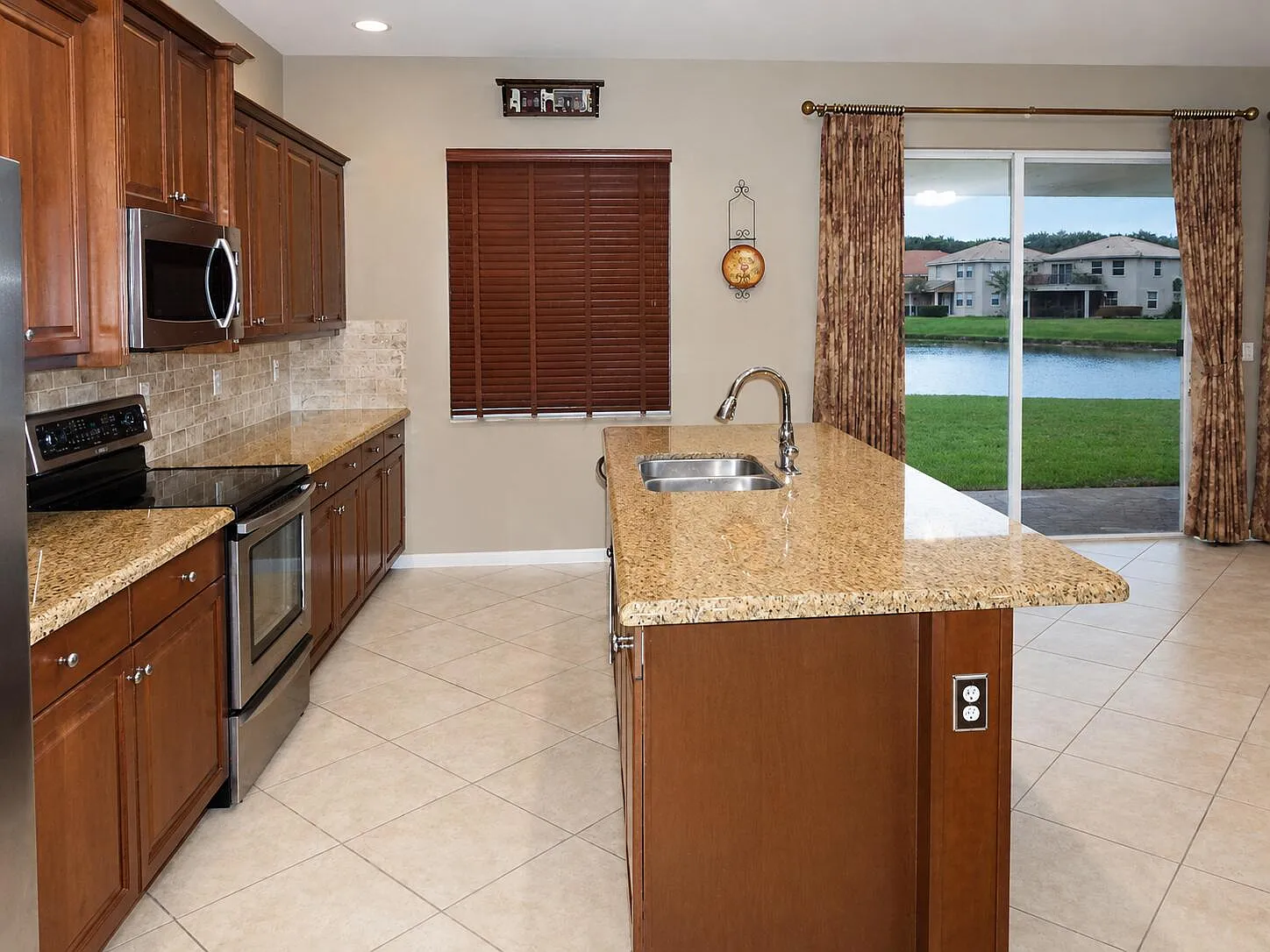 5 bed, 3.5 bath, 3333 sqft, $4,200 — Photo 3