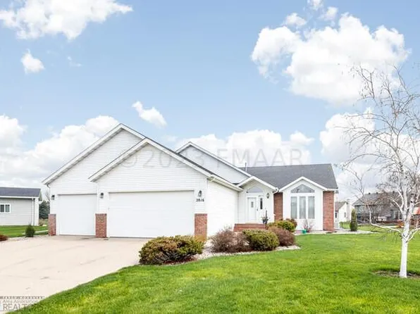2816 Parkview Cir S, Fargo, ND 58103