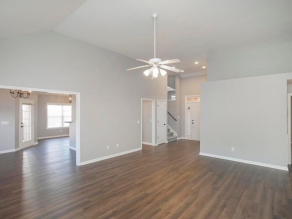 5th image of 512 Spring Hill Dr