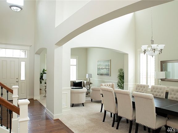 Grand foyer with vaulted ceilings