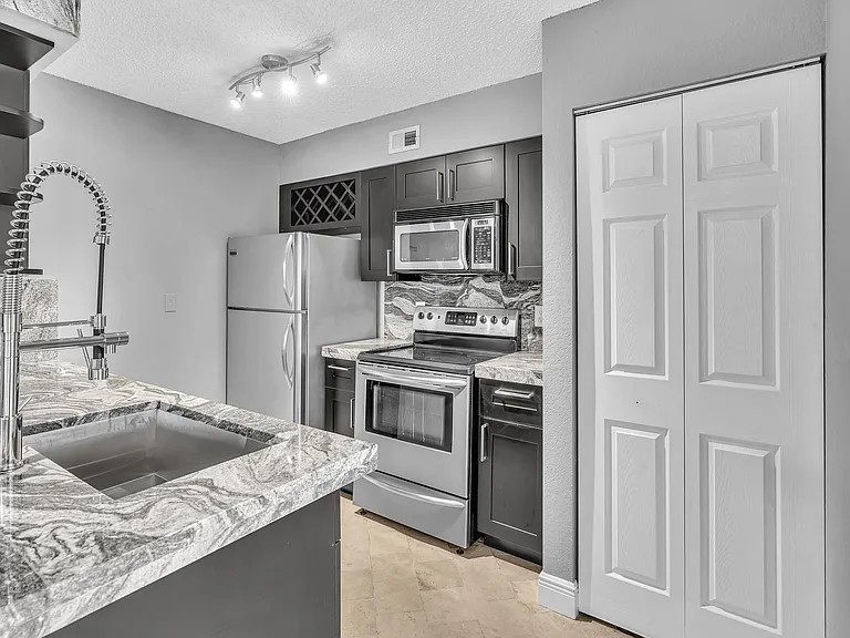 2820 Oakland Forest Dr #107 — Photo 8