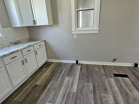 3rd image of 2431 Fox Ave
