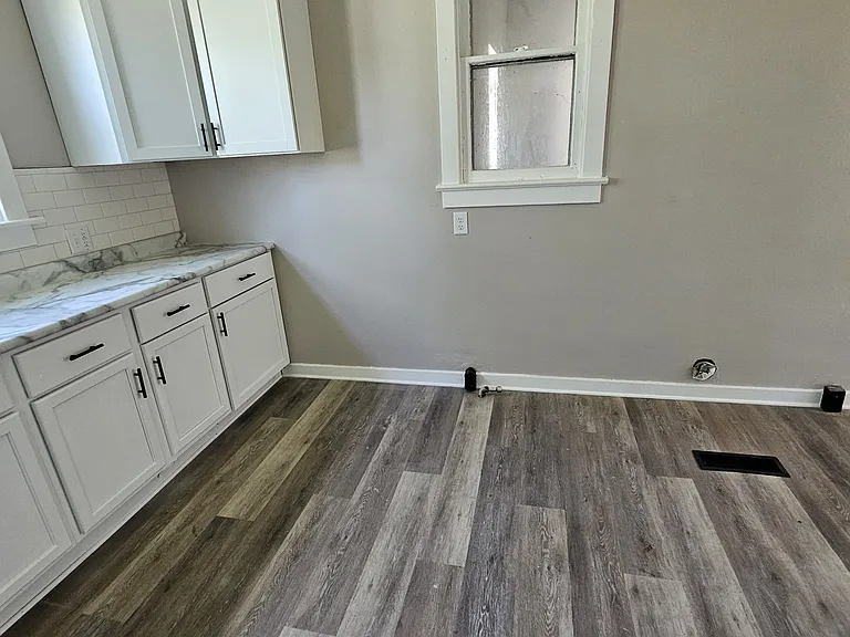 2431 Fox Ave — Photo 3