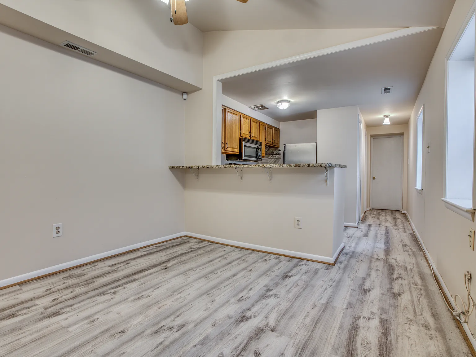 2 bed, 1.5 bath, 1930 sqft, $1,800 — Photo 2