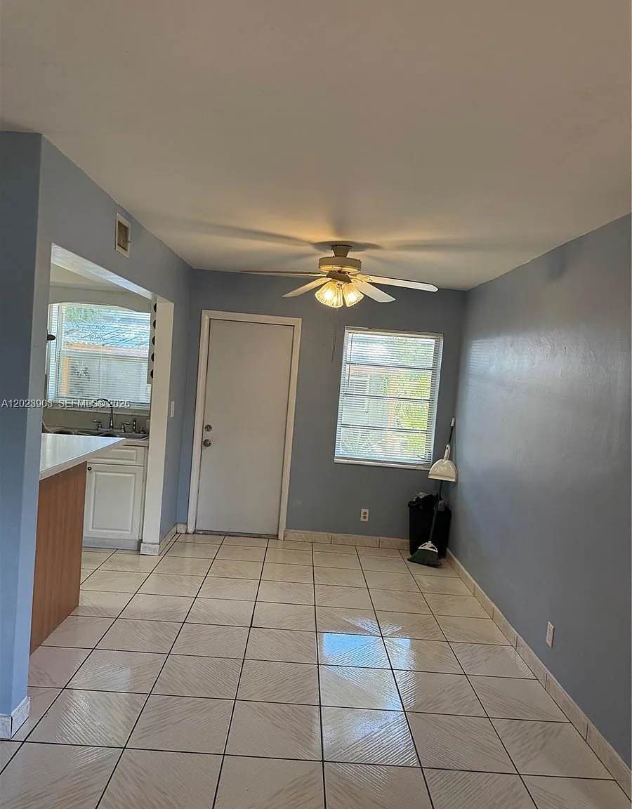 Esquire Apts Co-Op — Photo 3