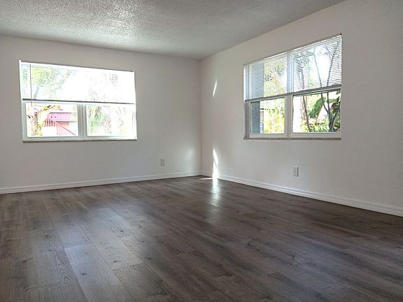 2nd image of 116 SW Jefferson Cir N #5