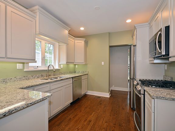 3rd image of 611 S Knollwood Dr