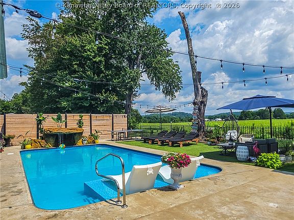 5th image of 66 Fieldstone Dr