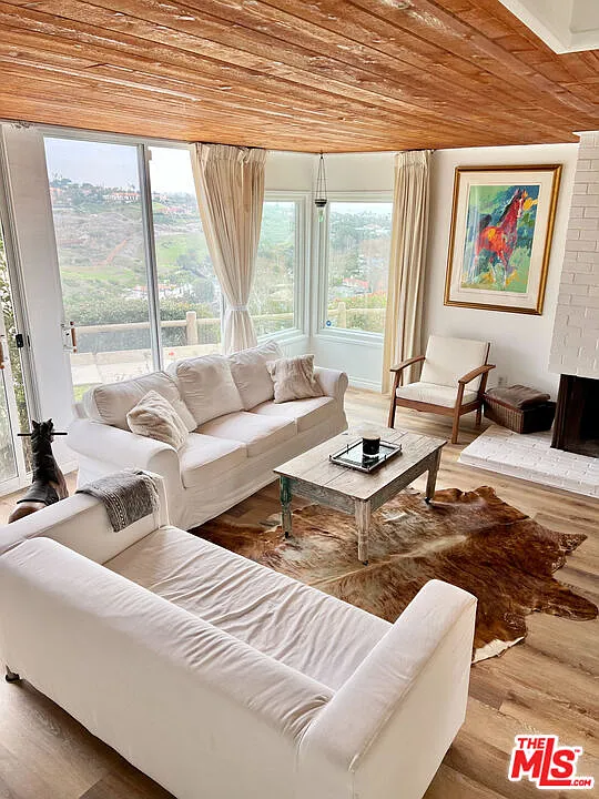 3 bed, 3.0 bath, 1292 sqft, $6,600 — Photo 1