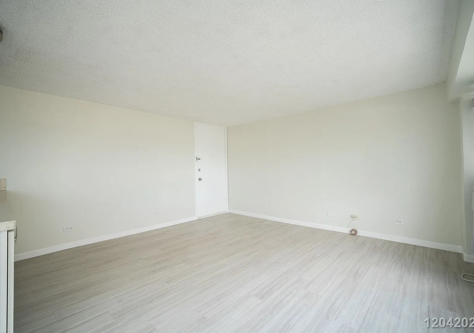 Urban Comfort & Convenience High-Floor 1 Bed, 1 Bath with Scenic Views — Photo 4