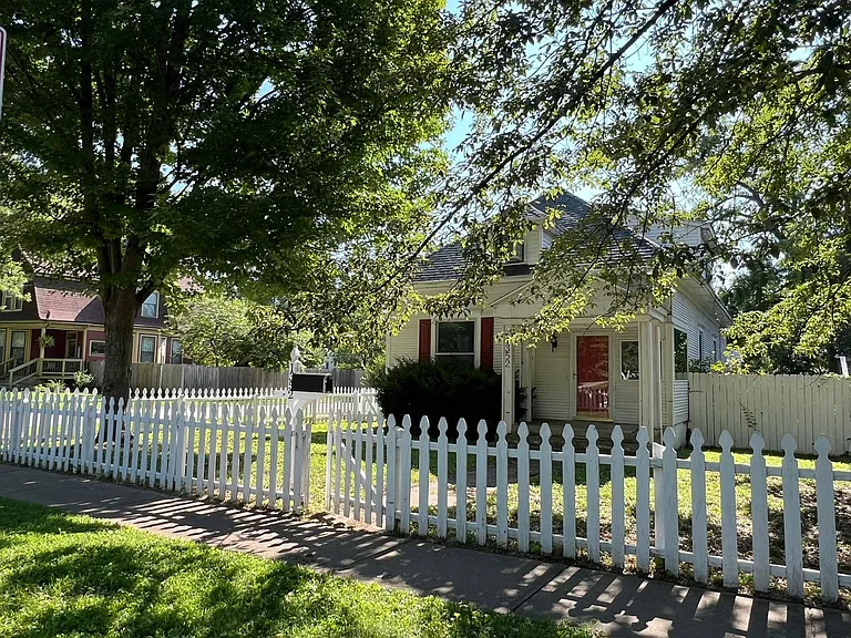 1352 N Summit Ave — Photo 1