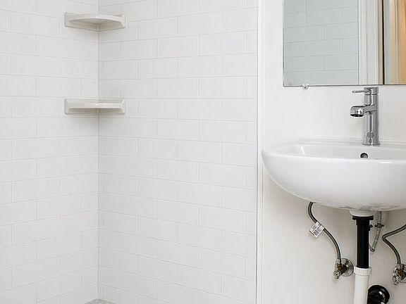 3rd image of 13437 Victory Blvd