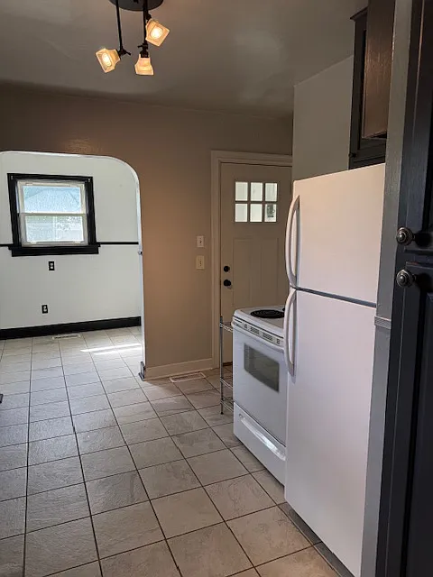 3 bed, 2388 sqft, $1,875 — Photo 3