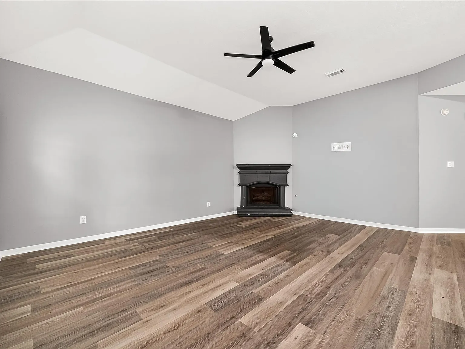 3 bed, 2.0 bath, 1624 sqft, $2,195 — Photo 3