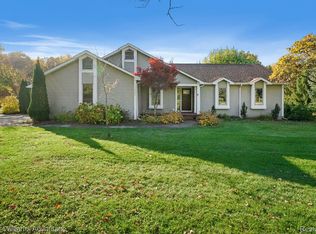 1560 McGrew Ln, White Lake, MI 48383