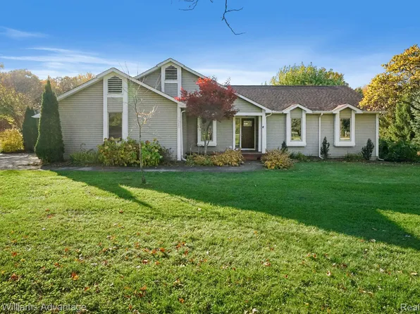 1560 McGrew Ln, White Lake, MI 48383