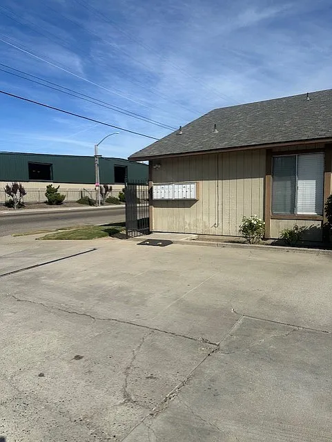 Building Photo - 3352 N Marks Ave #10