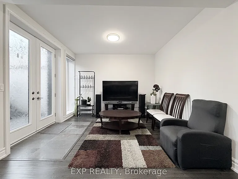 1606 Sandhurst Cres — Photo 24
