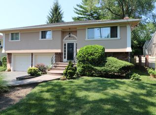 2300 Lindenmere Dr, Merrick, NY 11566