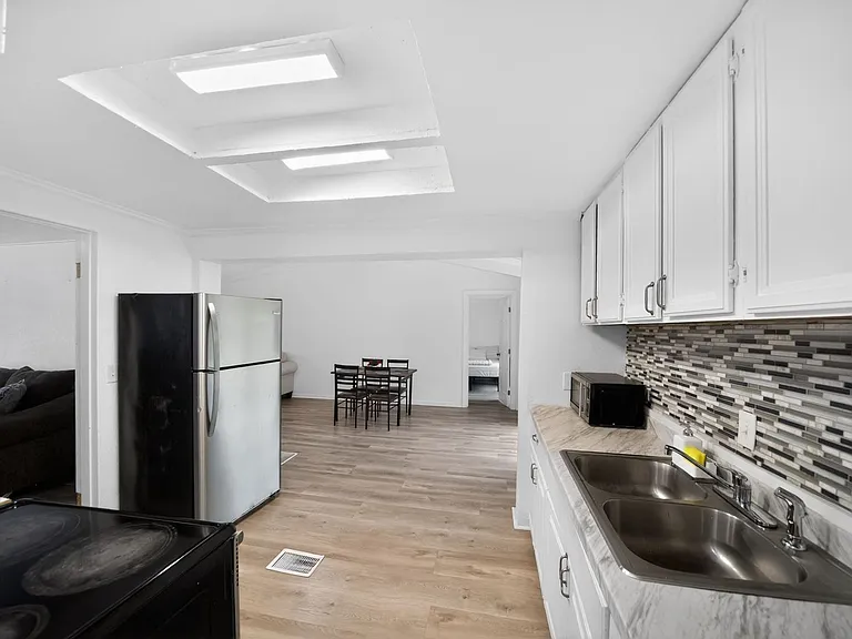 2314 W South St — Photo 11