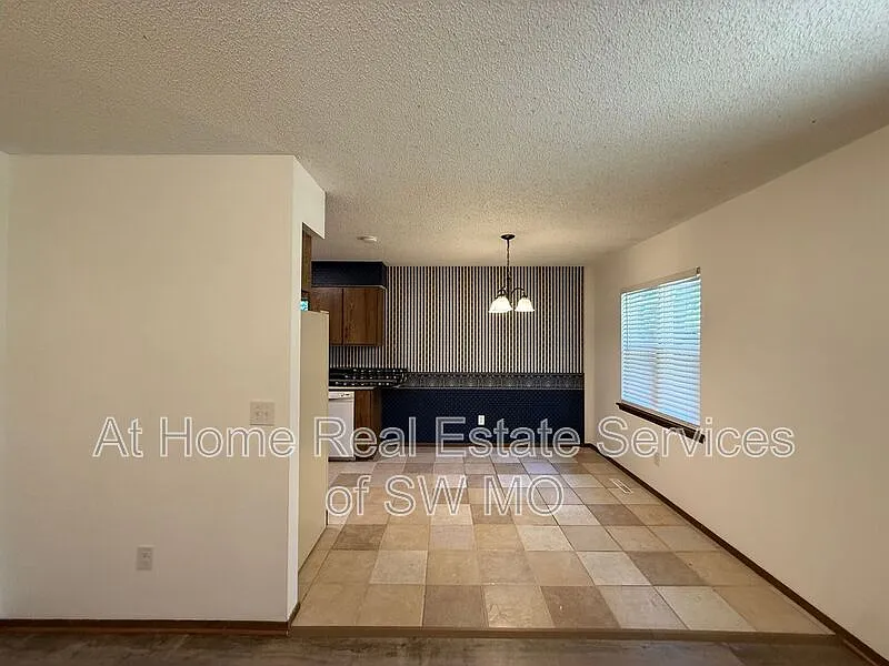 3 bed, 2.0 bath, 1247 sqft, $1,380 — Photo 3