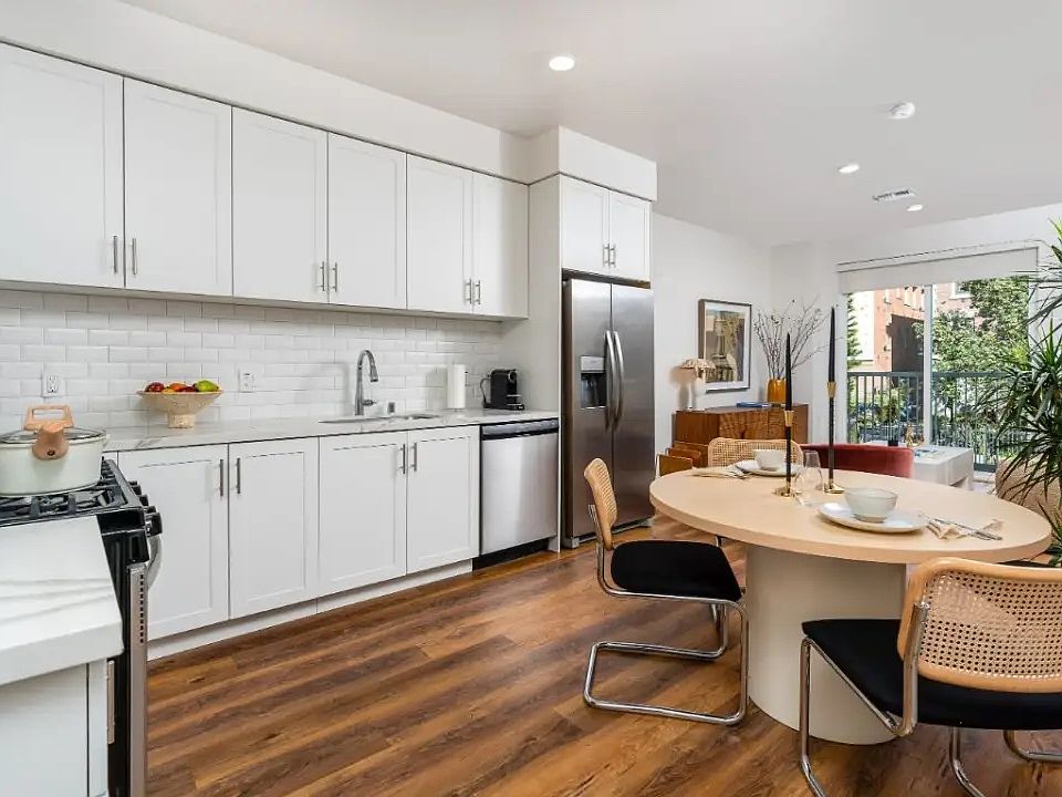 1st image of 832 S Mariposa Ave #406T