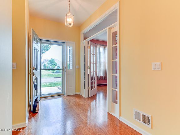 3rd image of 11 John Adams Ct