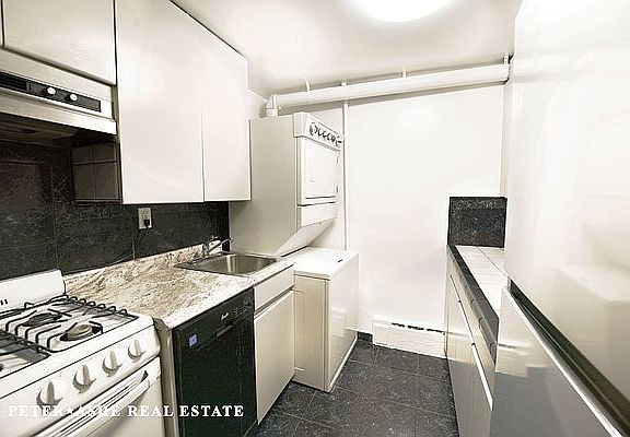 3rd image of 151 E 62nd St APT 3B