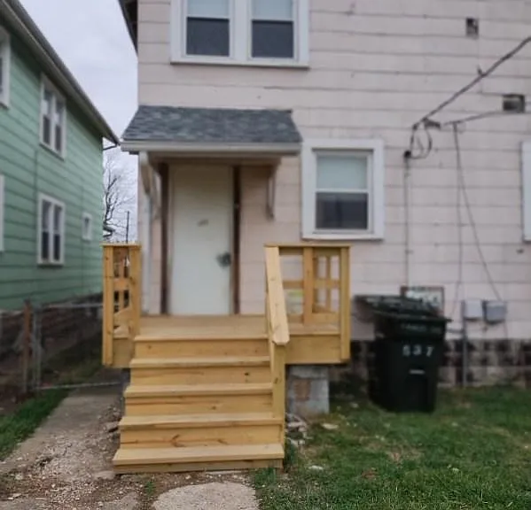 537 S Oakley Ave — Photo 1