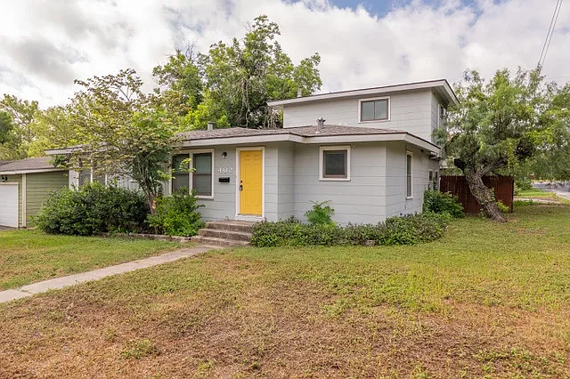 402 Blakeley Dr — Photo 2
