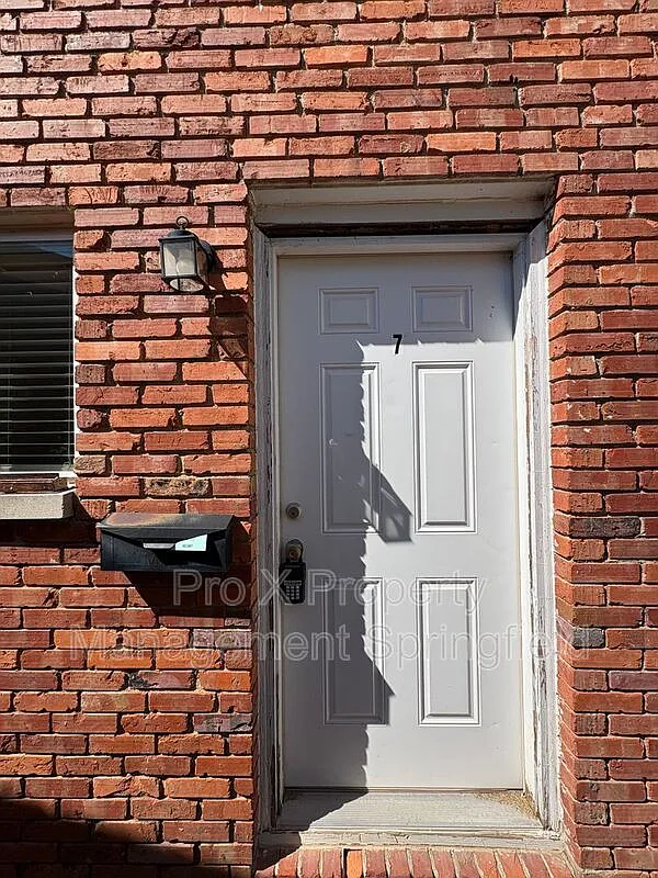 2 bed, 1.0 bath, $825 — Photo 2