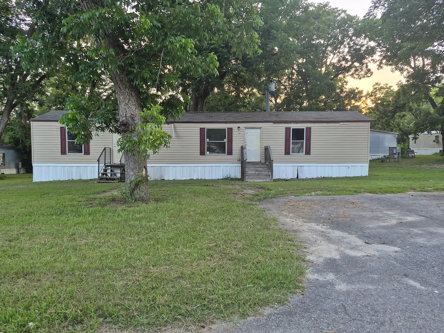 3 bed, 900 sqft, $995 — Photo 1