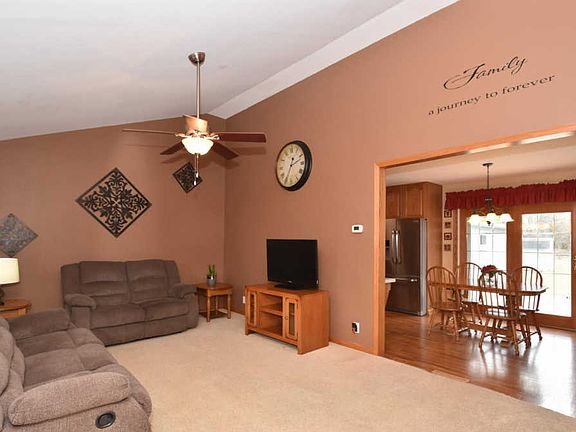 4th image of 3349 E Woodview Ave