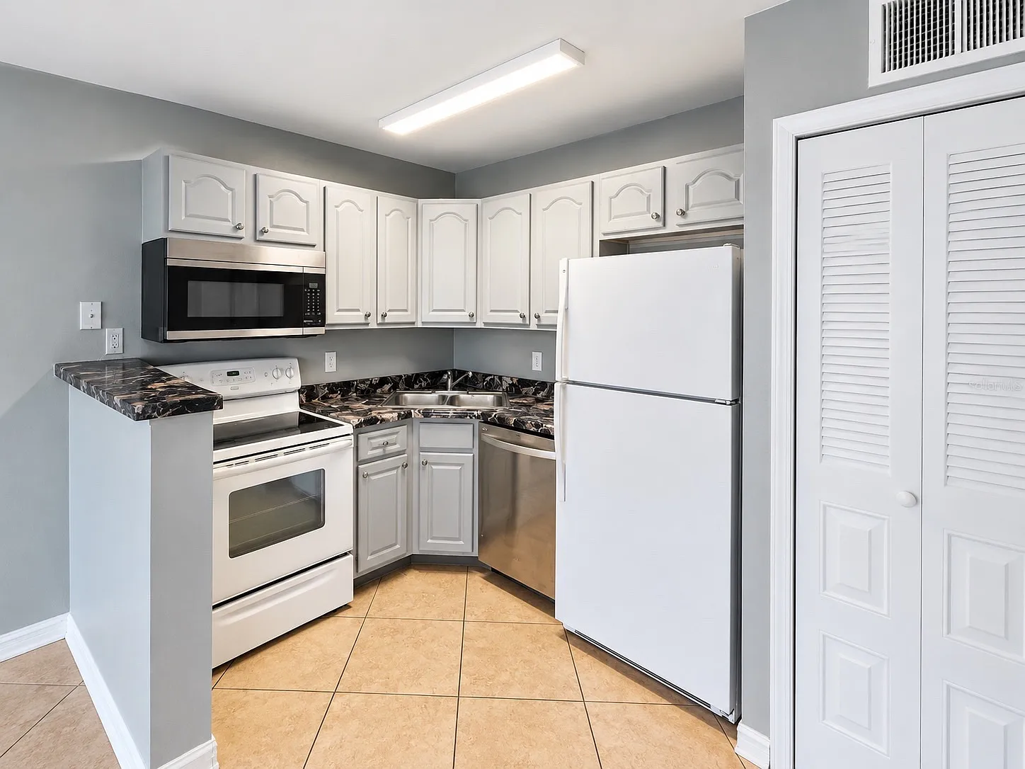 4724 Walden Cir — Photo 4