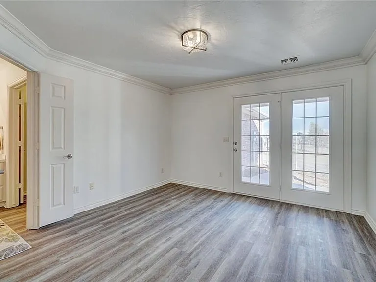 300 Glen Dr — Photo 23