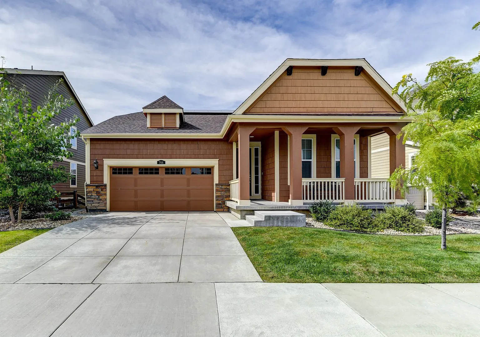 Large 3 bed 3 bath in Flatiron Meadows next to Meadowlark School. Tons of Updates — Photo 1