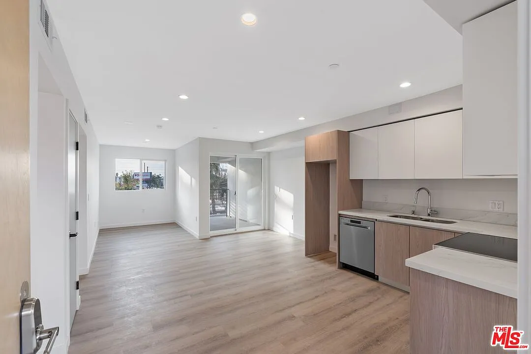 1 bed, 1.5 bath, 744 sqft, $2,695 — Photo 3