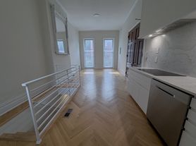 2105 Green St, Philadelphia, PA