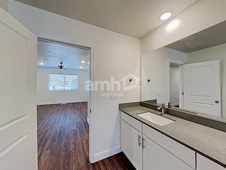 332 N Gibbons Ln — Photo 16