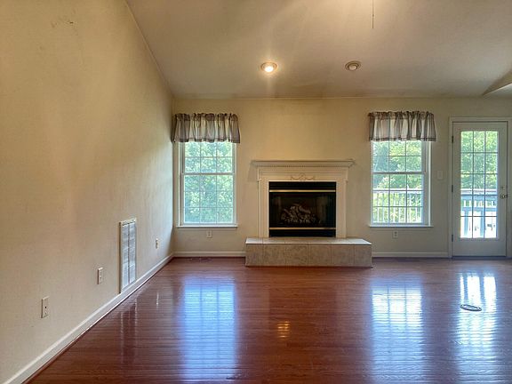 3rd image of 3683 Belle Ave NE