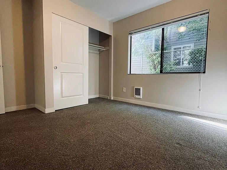 Alki 12 Apartments are located just blocks from Alki Beach. — Photo 8