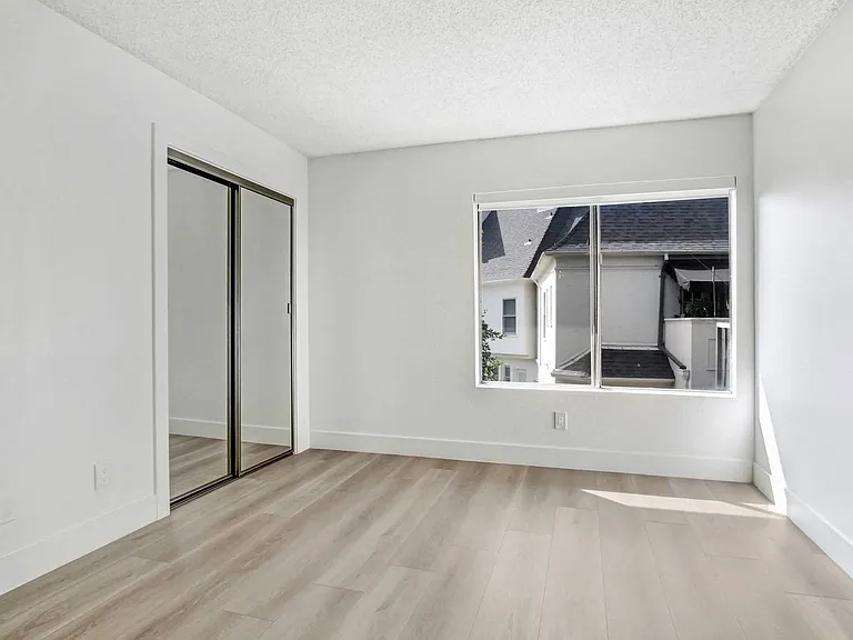 8300 De Longpre — Photo 25
